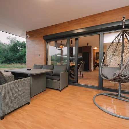 House By The River Sturba Villa *