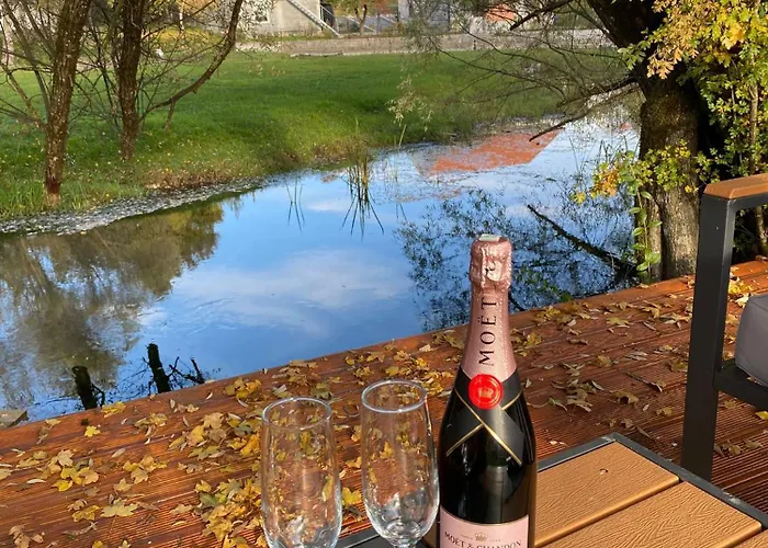 House By The River Sturba 利夫诺