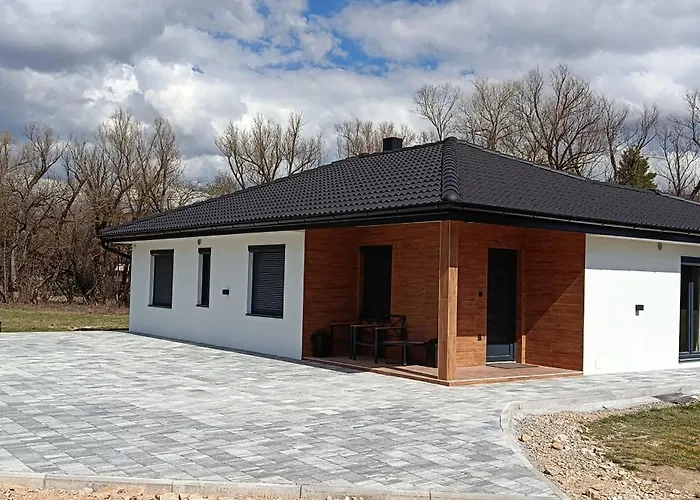 别墅 House By The River Sturba *